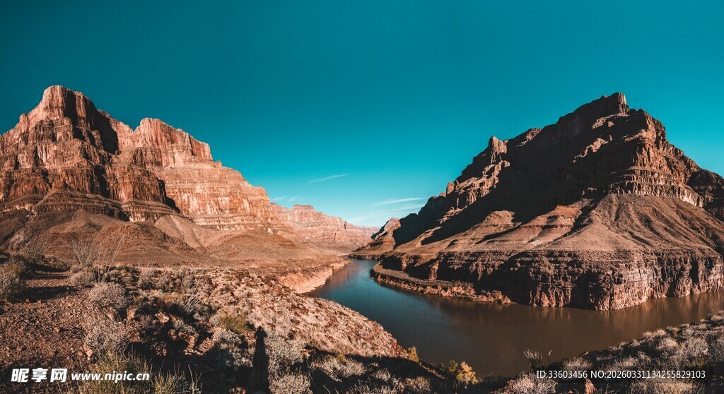 壮丽山间湖泊景观