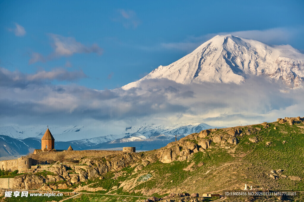 雪山下的古老建筑风光
