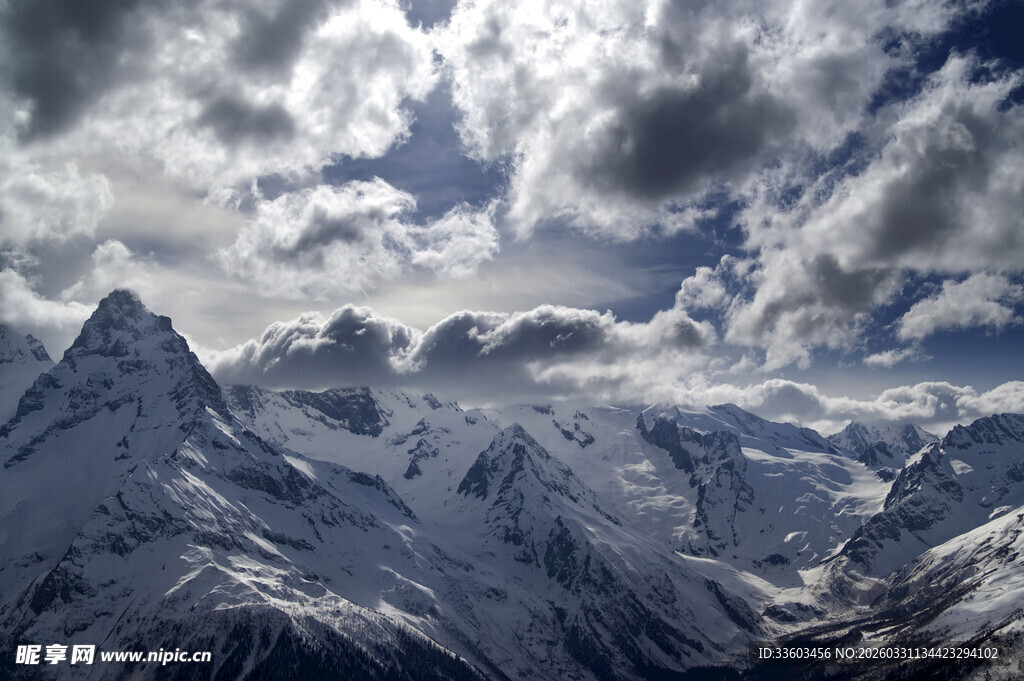 壮丽雪山云海景观