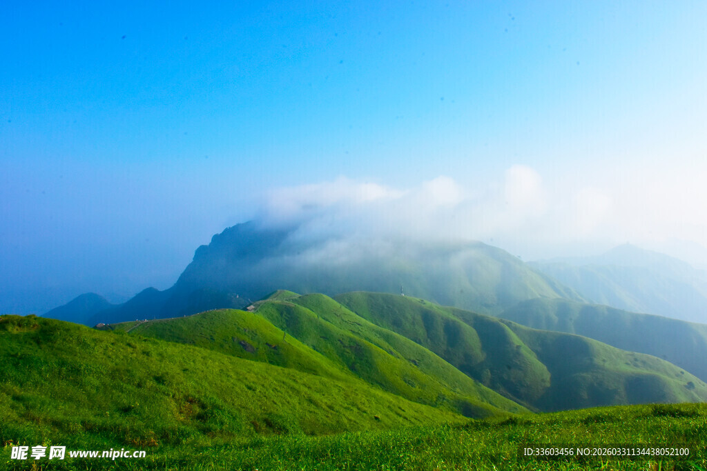 青山云海间的壮美风光
