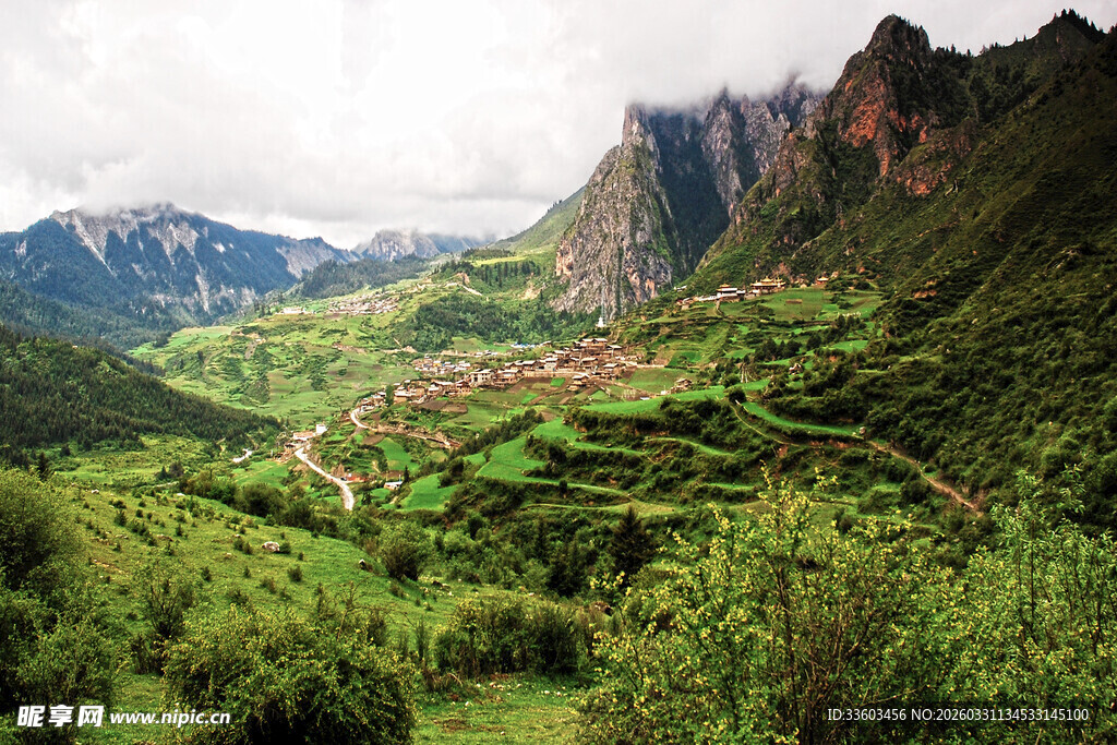 山间绿野村落美景