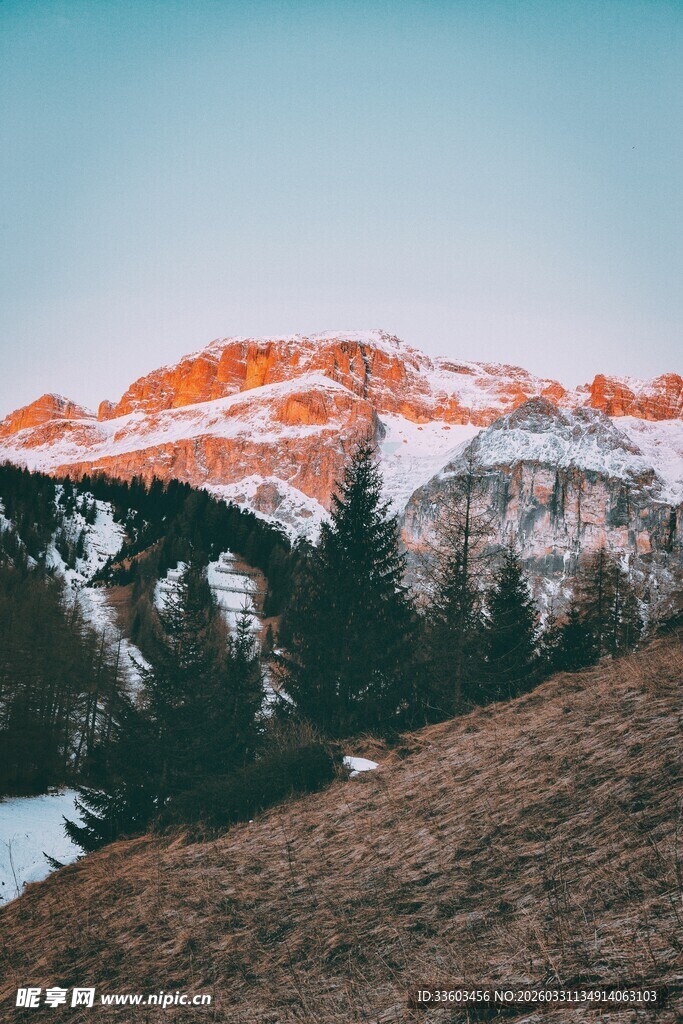 雪山夕照下的山林美景
