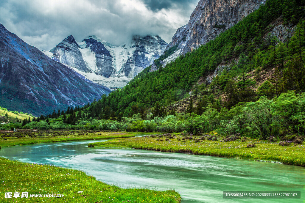 山间绿水环绕的壮美风光