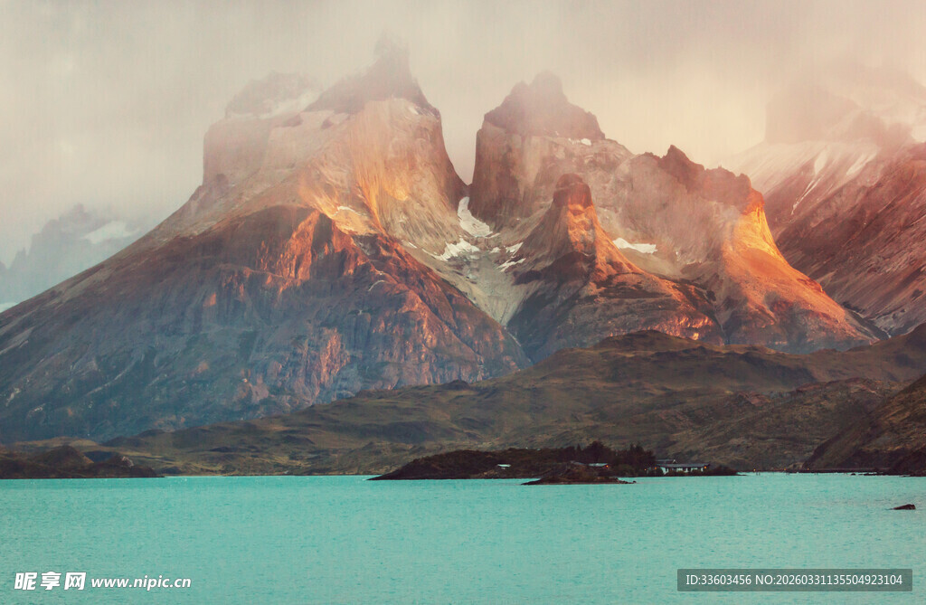 壮丽山景下的碧绿水域