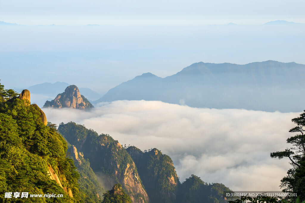 黄山云海中的壮美山峦