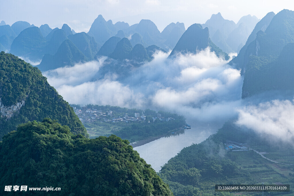 山间云海环绕壮丽山水景