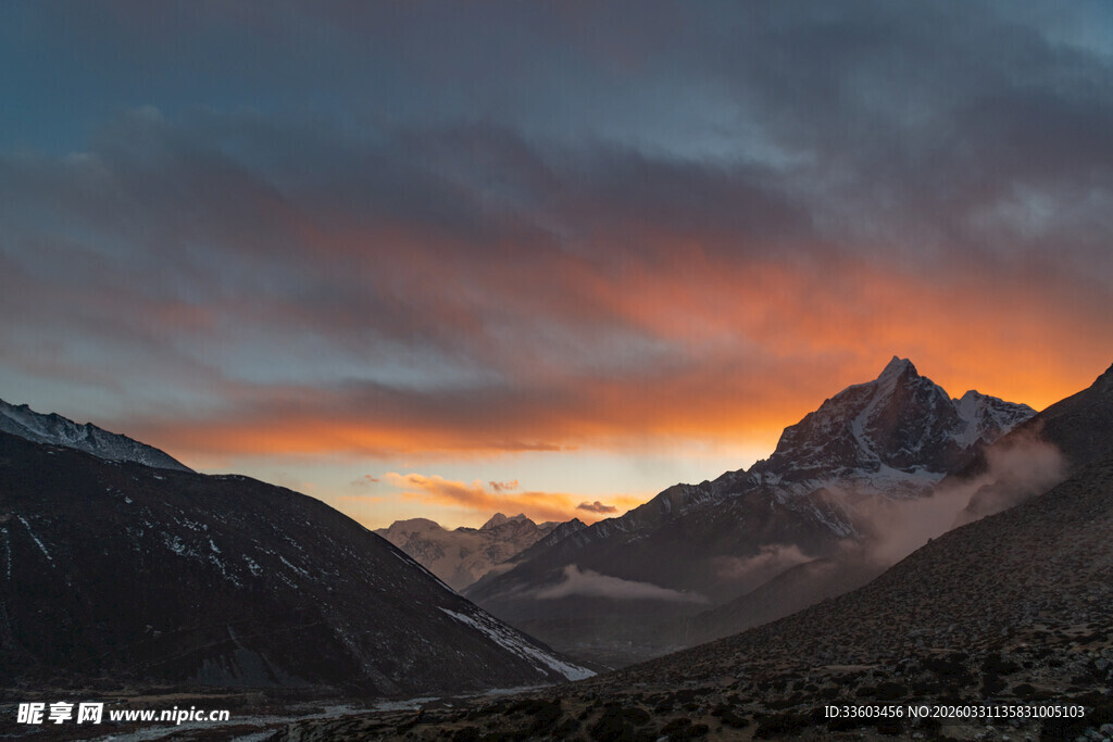 壮丽山景的绚烂日出时刻