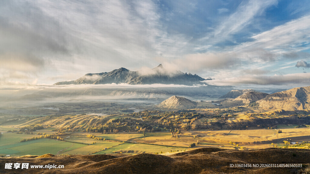壮丽云海下的广袤大地景观