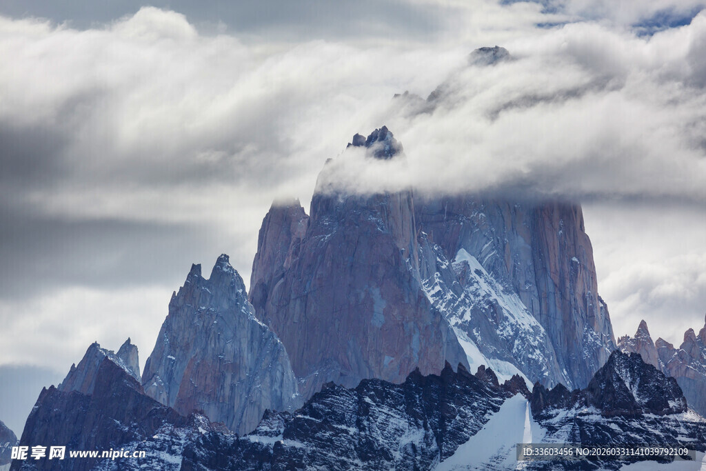 巍峨雪山云雾缭绕奇观