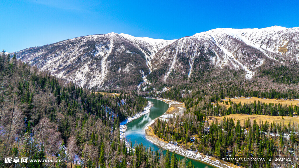 雪山下蜿蜒河流森林美景