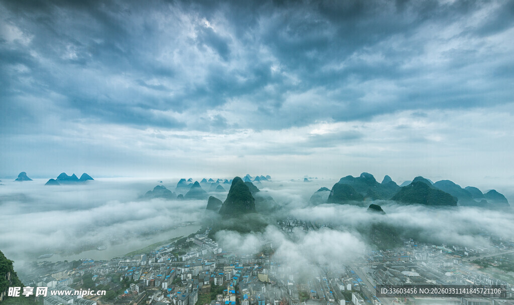 云雾缭绕的山水美景