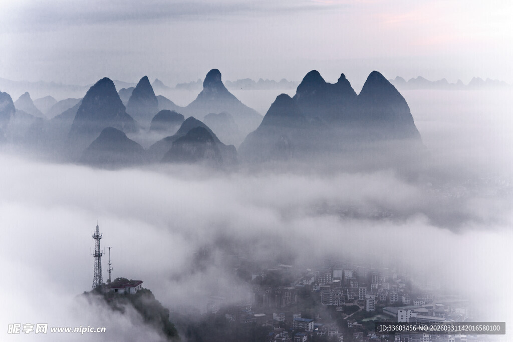云雾缭绕的壮美山峦景观