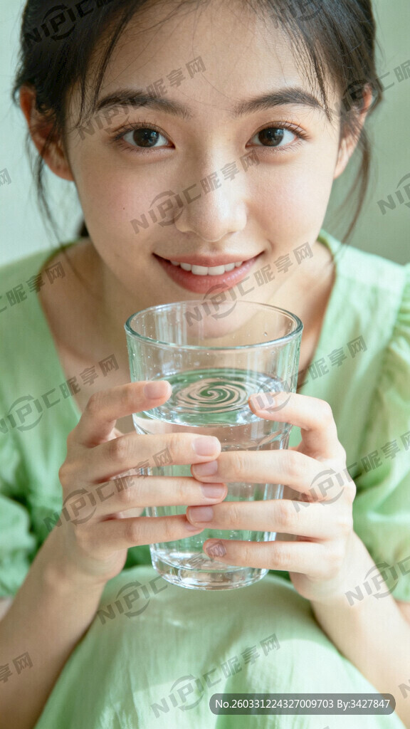 生成一个双手拿一个玻璃杯的正面