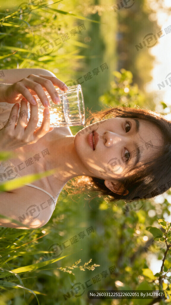 春日晴好 她立于葱茏草木间