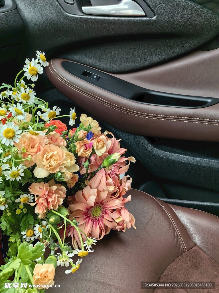 车内鲜花装饰浪漫氛围
