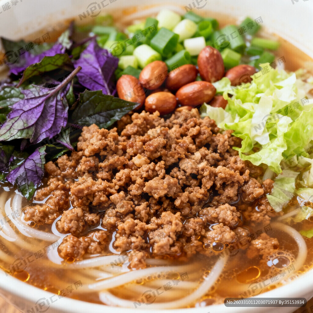 一碗热气腾腾的碎肉米粉 花生米