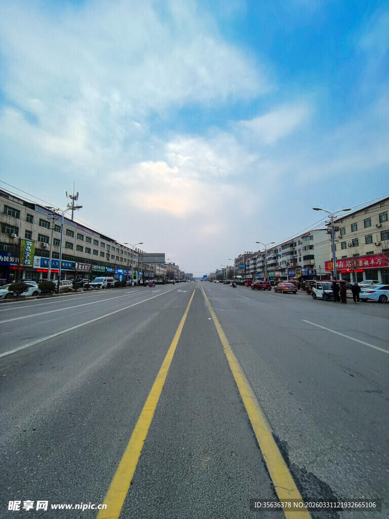 宽阔街道 建筑林立