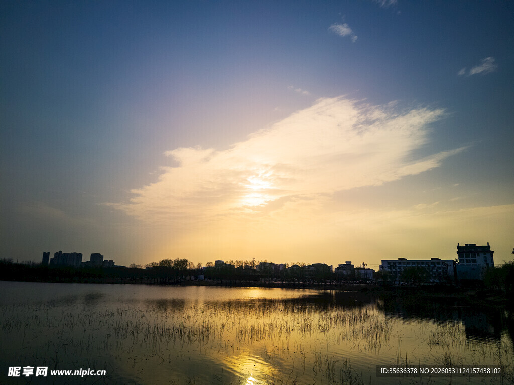 湖畔夕阳美景