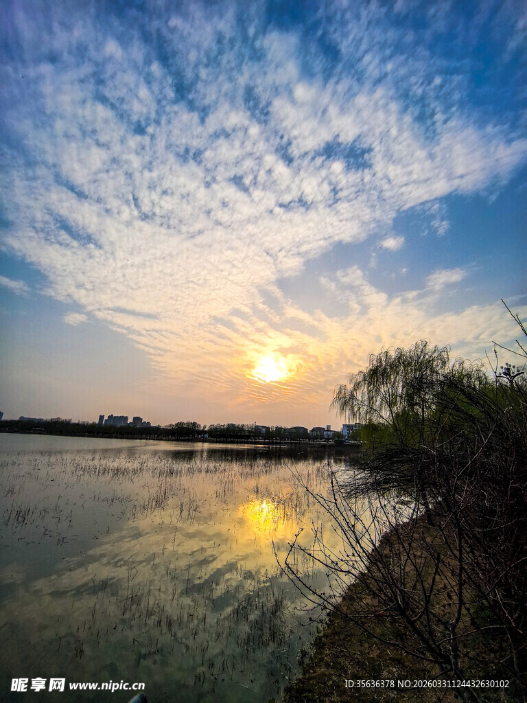 湖畔夕阳美景