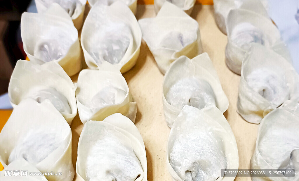 整齐摆放的馄饨