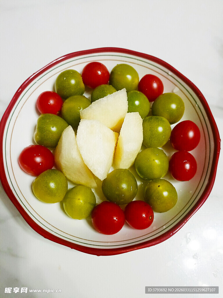苹果樱桃青提水果拼盘