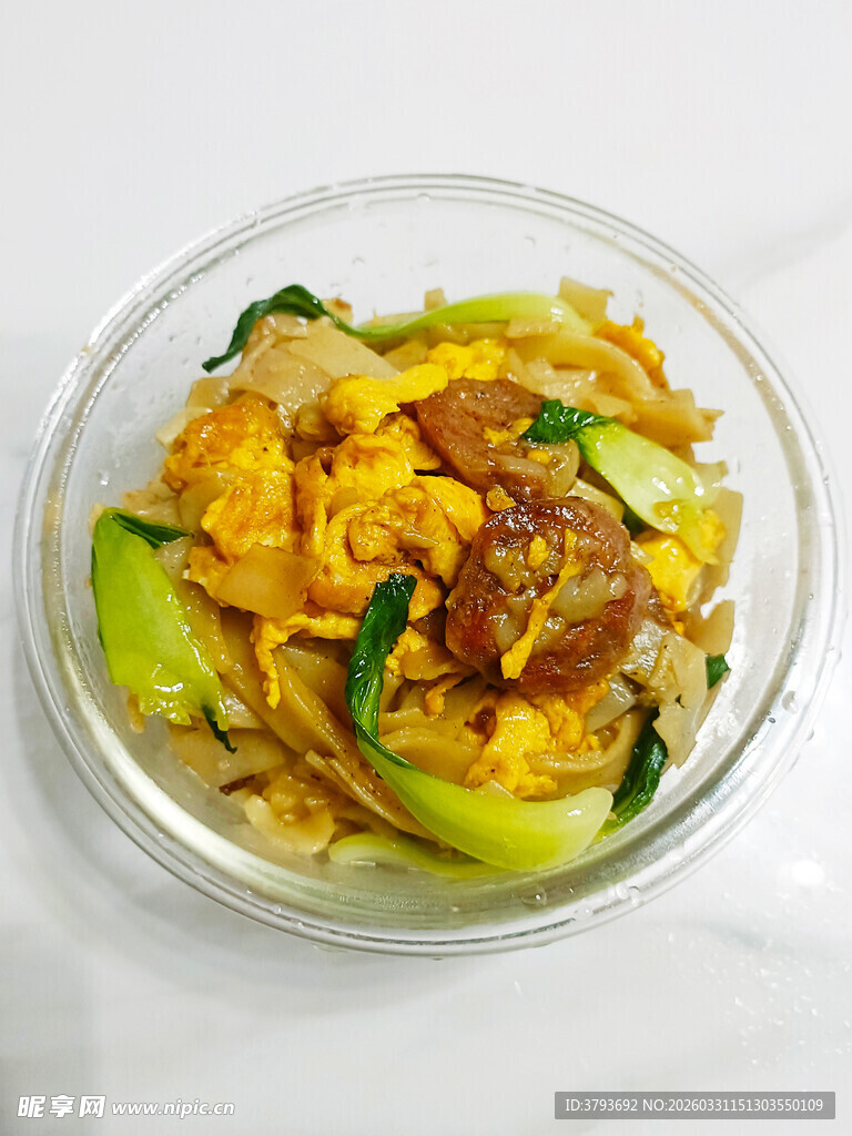 美味炒饭配青菜与肉块
