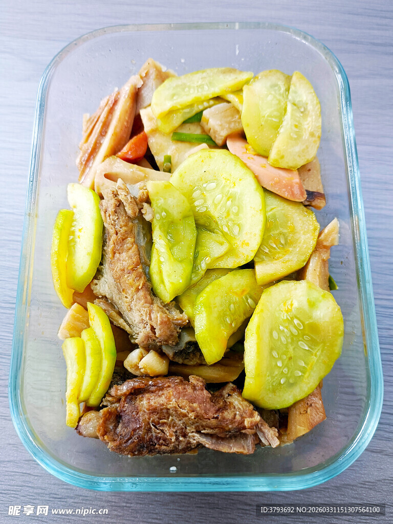 透明餐盒中的多样美食