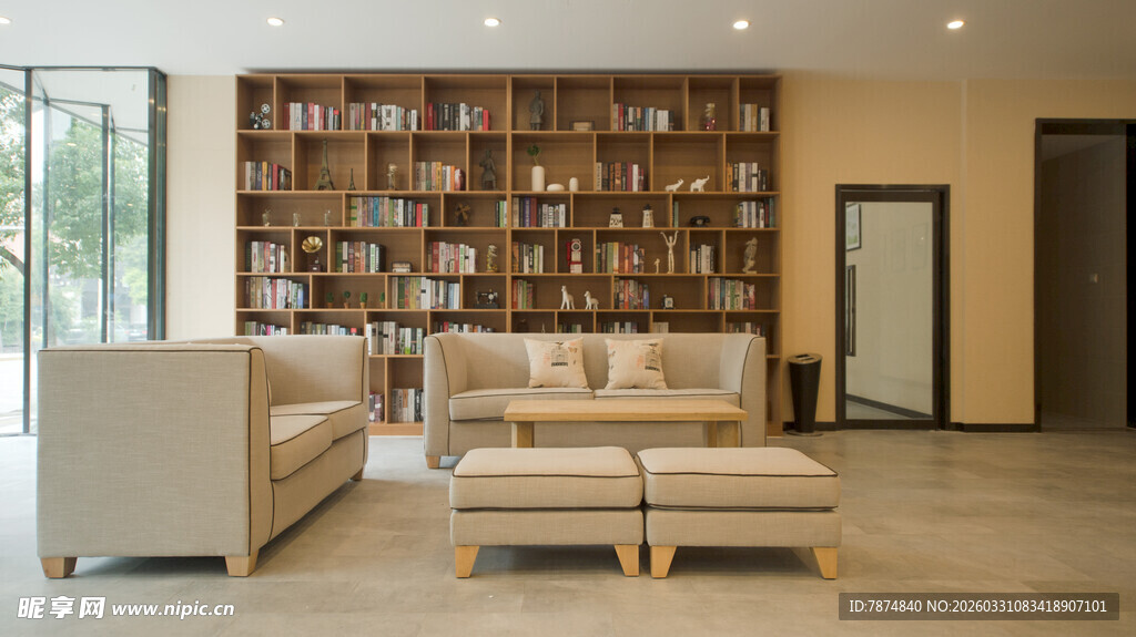 现代风格客厅 书架亮眼