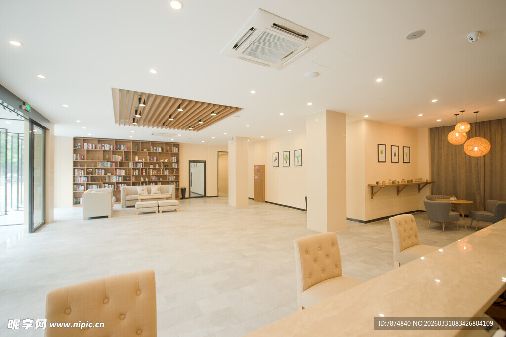 现代简约风格的宽敞室内空间