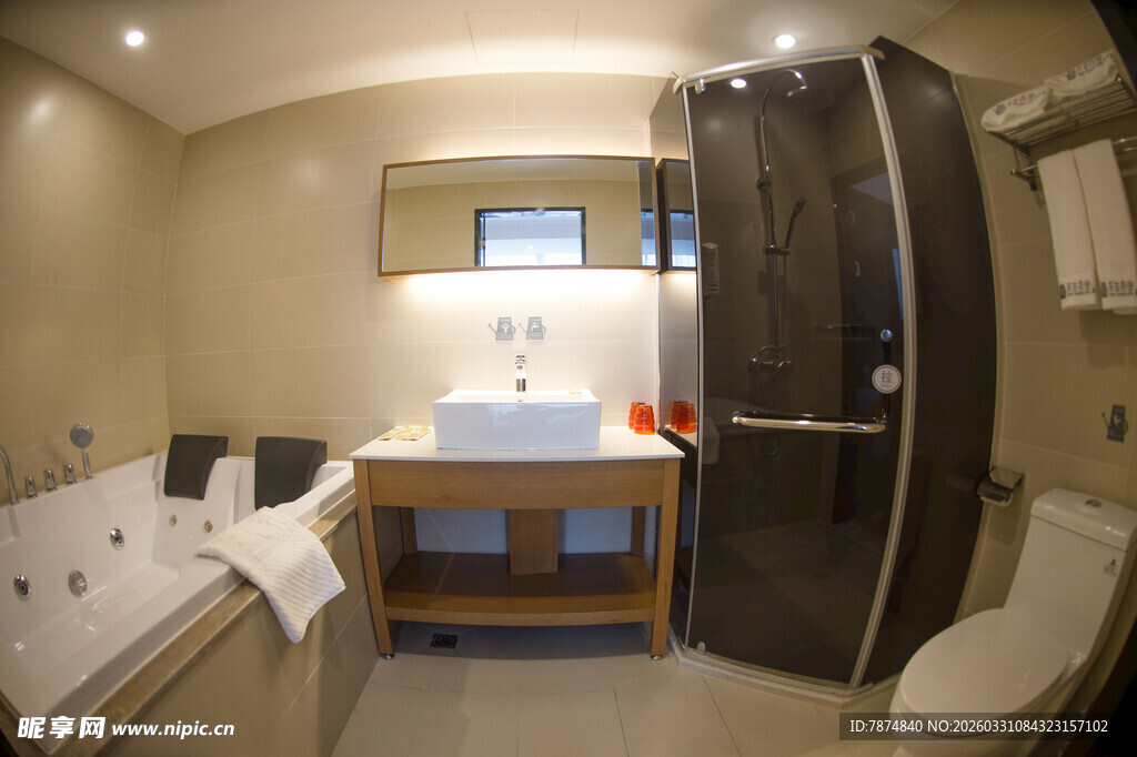 现代风格豪华浴室空间