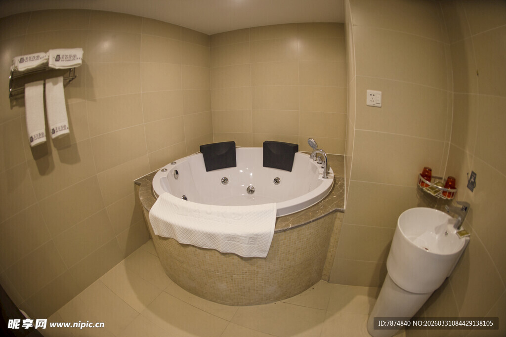 豪华浴室中的圆形按摩浴缸