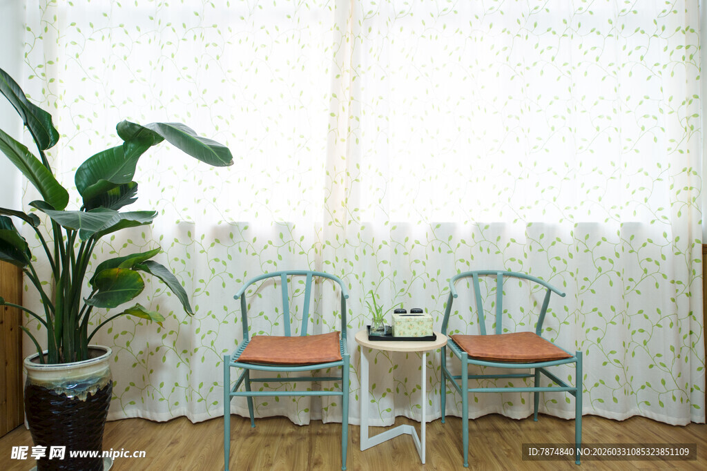 窗边清新桌椅绿植组合