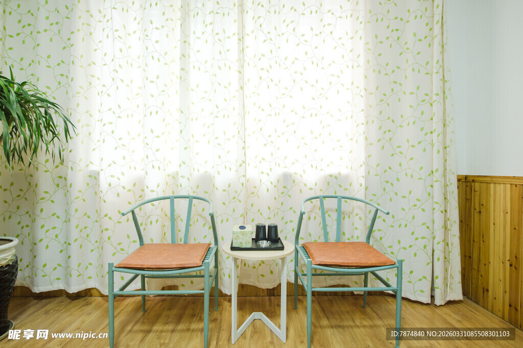 清新简约窗边桌椅布置