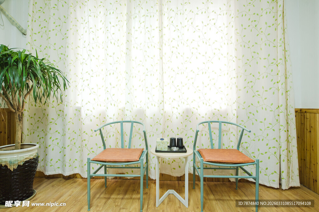 窗边双椅绿植温馨小景