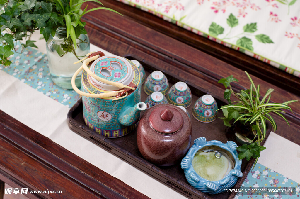 中式茶具与绿植雅致组合