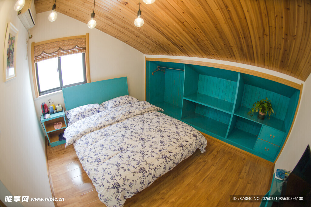 温馨木质卧室双人床设计