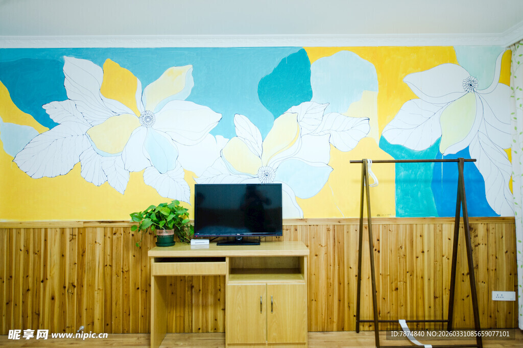 多彩墙面装饰的室内角落