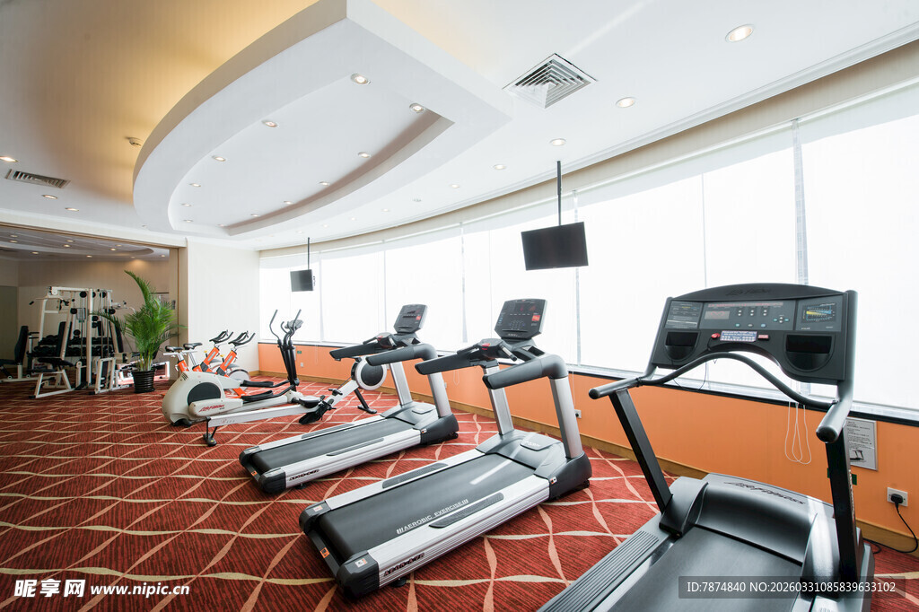 现代健身房内的多样健身器材
