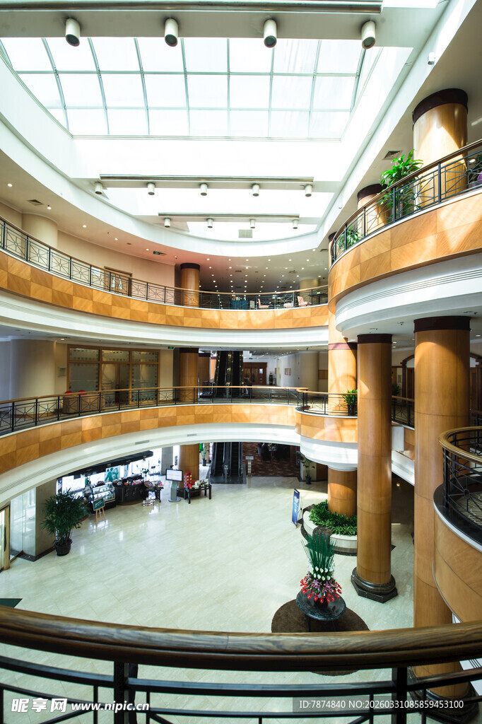现代多层商场内部空间