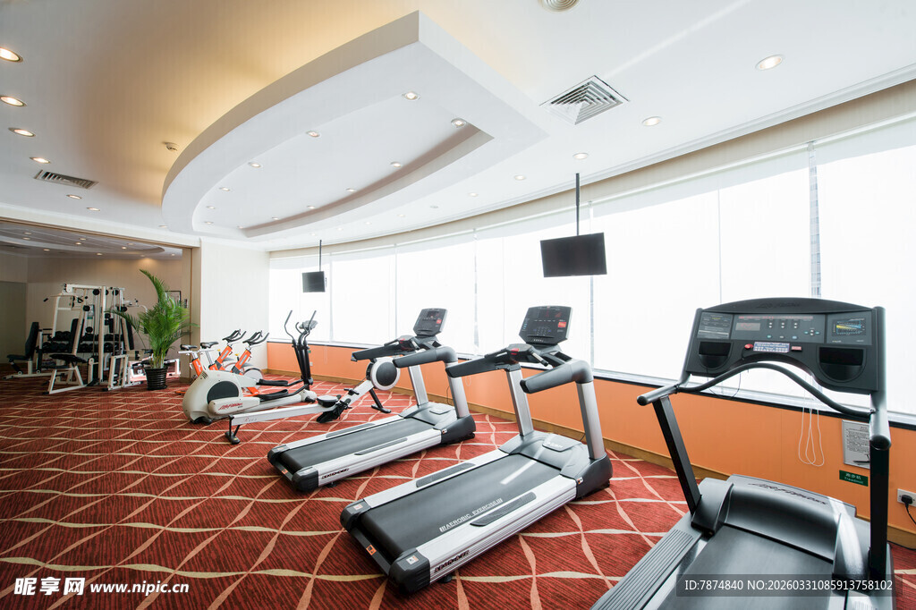 现代健身房内的跑步机设备