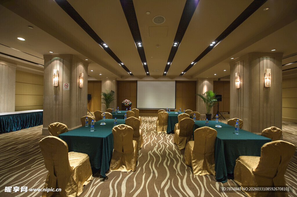 豪华宽敞的会议大厅布置