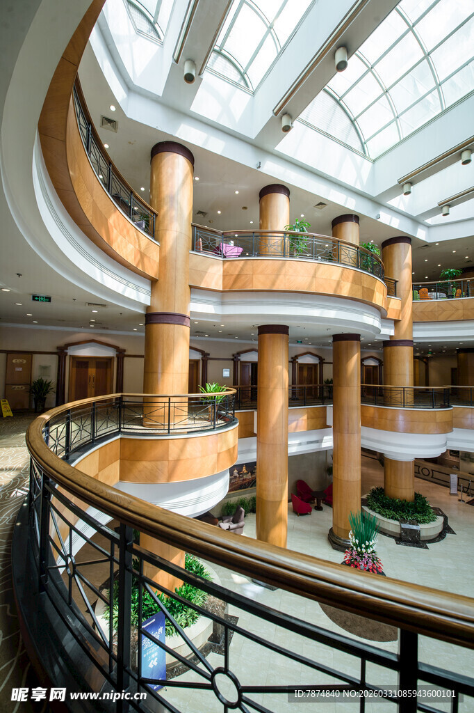 现代商场中庭特色木质立柱