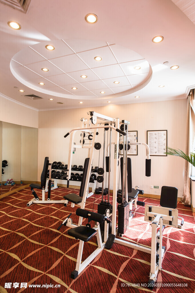 室内健身房器械摆放场景