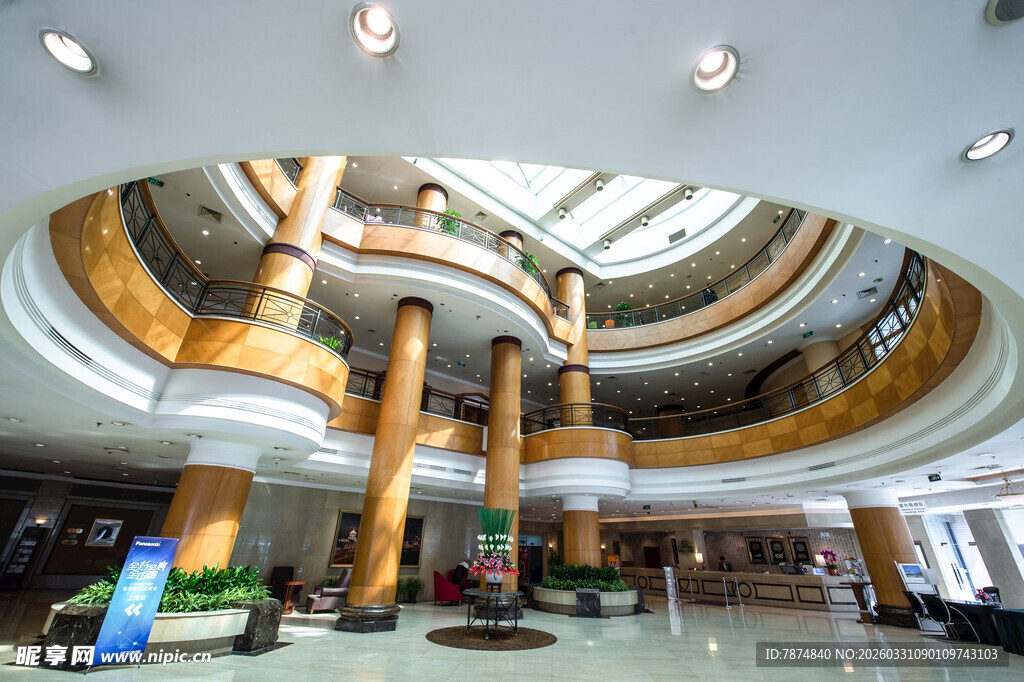 豪华大厅内的壮观装饰设计