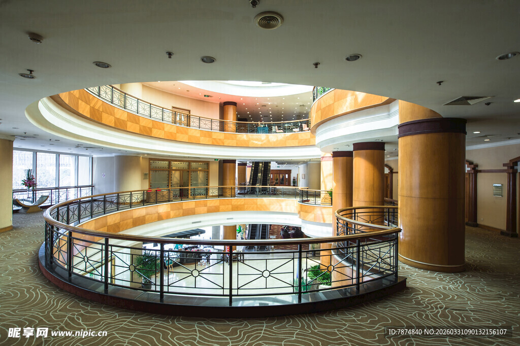 现代环形建筑内部景观