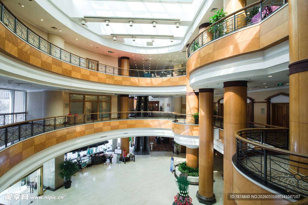 多层时尚购物中心内部景观