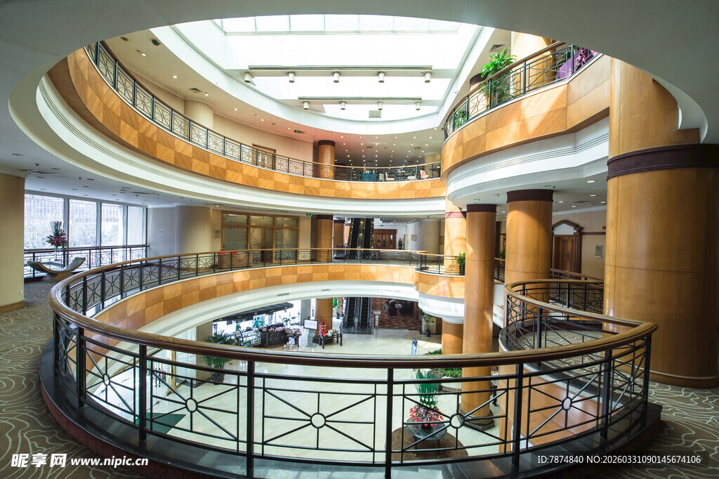 现代图书馆内部全景