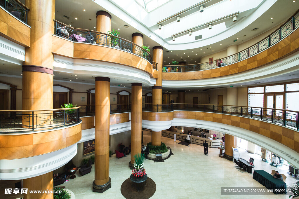 现代多层大厅内部建筑景观