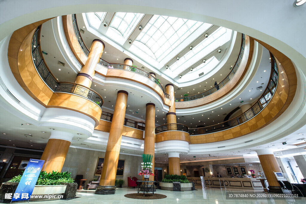 现代建筑大厅内部景观