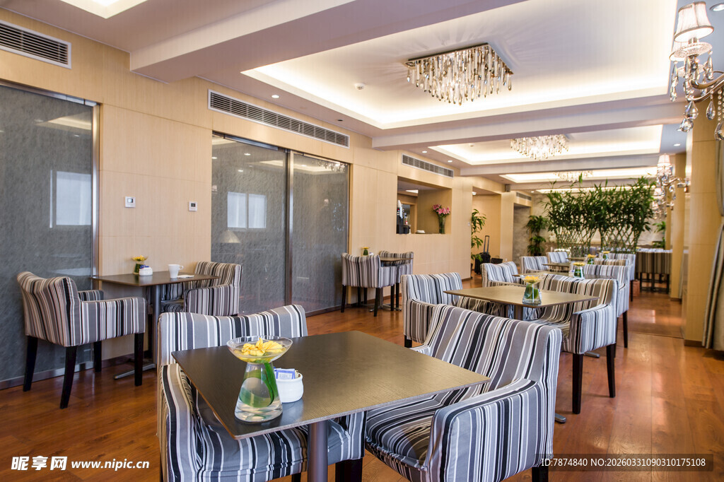 优雅餐厅室内温馨用餐场景